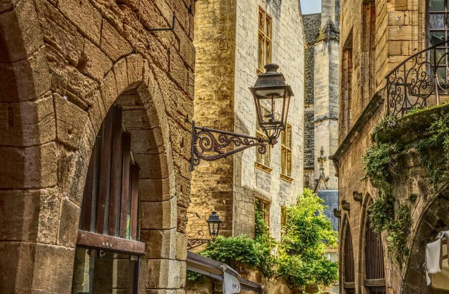 Sarlat Gourmet Tour & Market Visit with Tastings - The first tasting: cheese and regional products