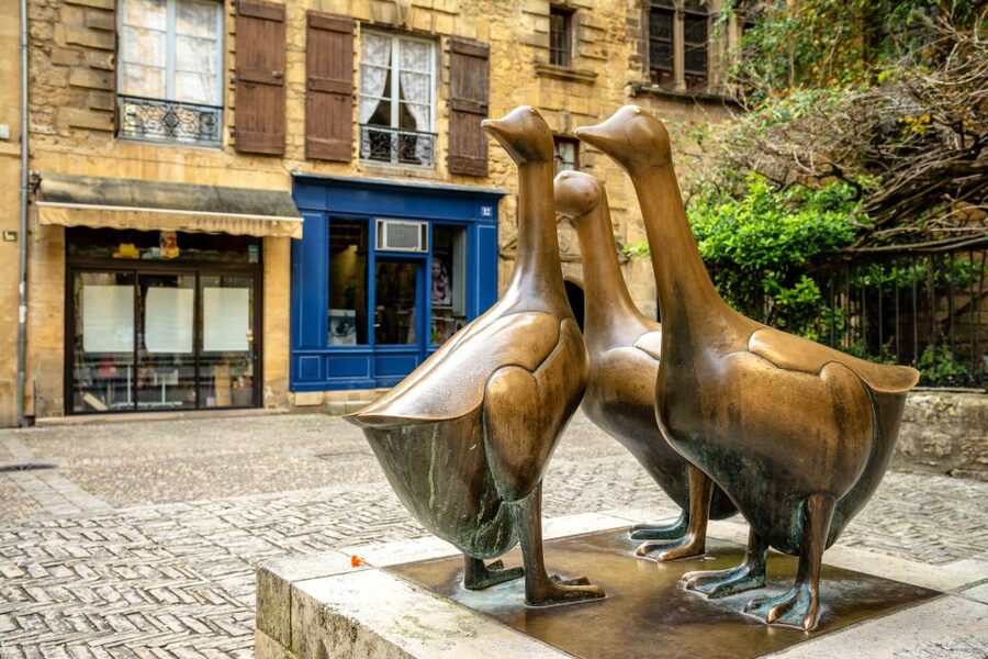 Sarlat Gourmet Tour & Market Visit with Tastings - The final stop brings in walnuts and sweets