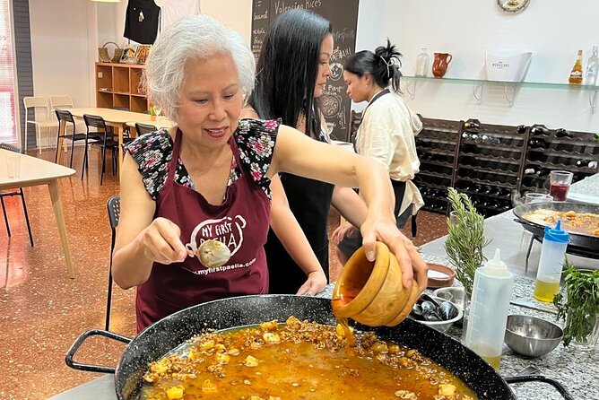 Seafood paella cooking class, tapas and visit to Ruzafa market. - Cooking seafood paella with Ana, José, Cristina, or Valentín