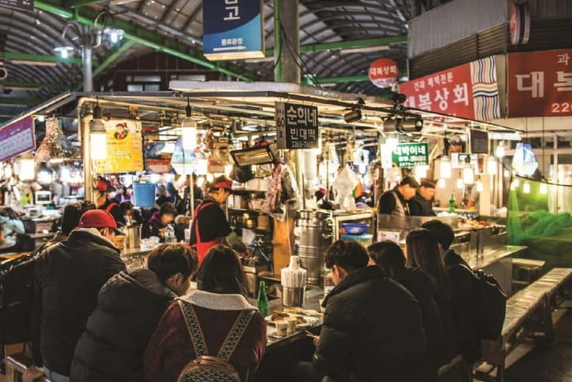 Seoul: Changgyeonggung & Gwangjang Market & Naksan Park - Three sides of Seoul in one evening