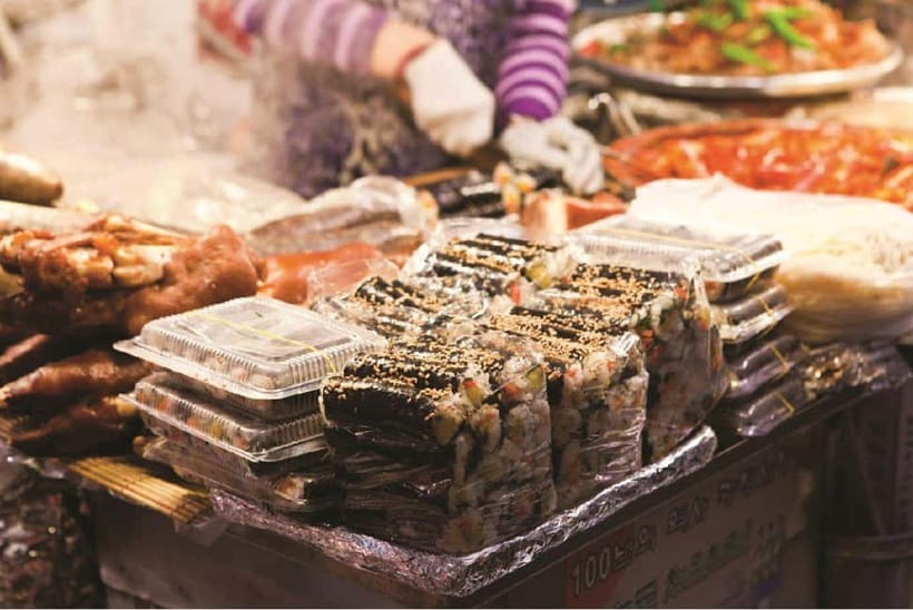 Seoul: Changgyeonggung & Gwangjang Market & Naksan Park - Changgyeonggung Palace after dark