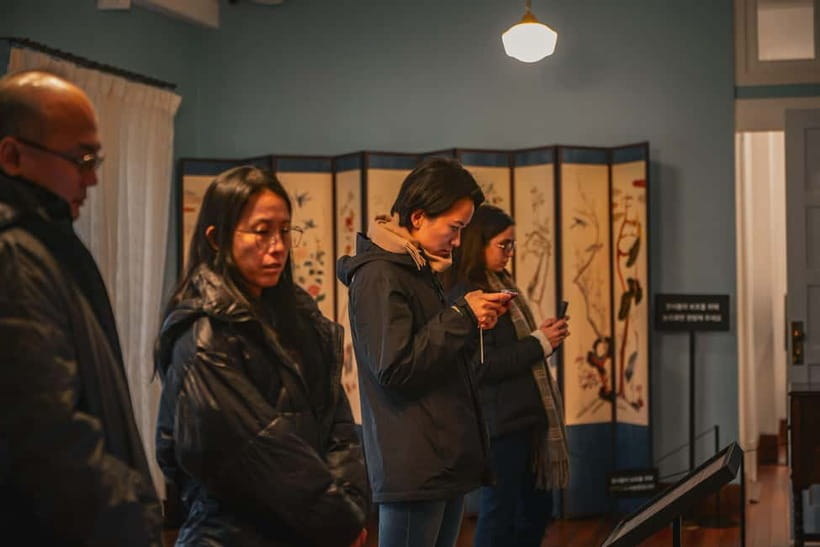 Seoul: Colonial History Tour with Prison&Palace, Market Food - The guides and the style of the day