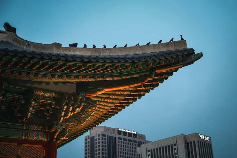 Seoul: Colonial History Tour with Prison&Palace, Market Food - Deoksugung Palace and Korea’s changing architecture