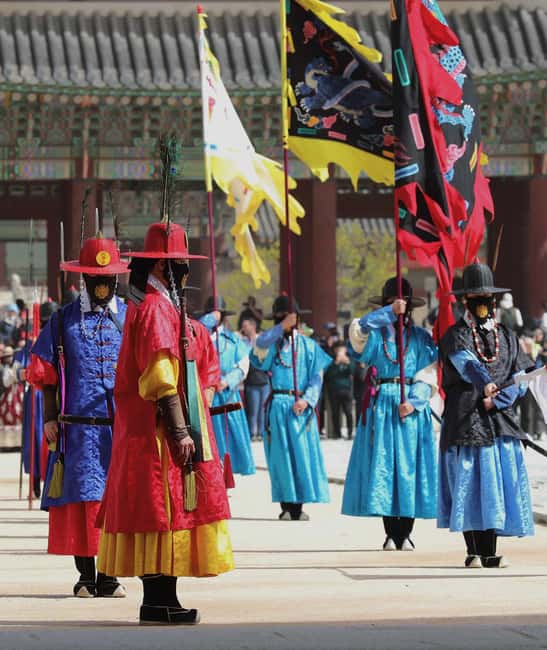 Seoul Day Tour: Gyeongbok Palace, Bukchon, Gwangjang Market - Bukchon’s hanok lanes and the problem of quiet streets