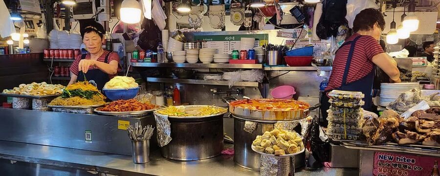 Seoul Day Tour: Gyeongbok Palace, Bukchon, Gwangjang Market - Eating your way through Gwangjang Market
