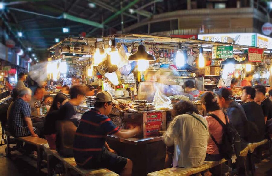 Seoul Day Tour: Gyeongbok Palace, Bukchon, Gwangjang Market - Who will enjoy this Seoul evening?