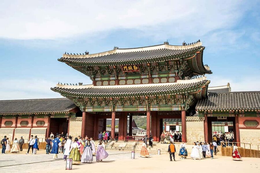 Seoul Day Tour: Gyeongbok Palace, Bukchon, Gwangjang Market - Gyeongbokgung Palace after dark