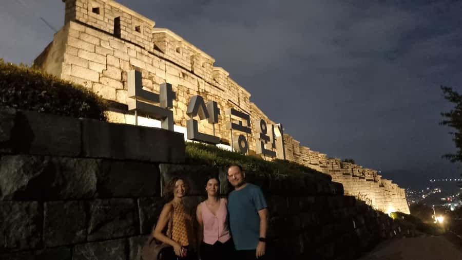 Seoul Evening Tour:Gwangjang Market&Naksan Park&Eungbongsan - Two Hours of Eating at Gwangjang Market