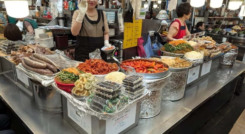 Seoul: Guided Food & Market Tour with 8+ Tastings - Insadong and the quiet teahouse finish