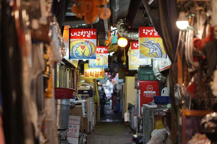 Seoul: Guided Street Food Tour at Namdaemun Market - Gimbab and tteokbokki show Korea’s everyday side
