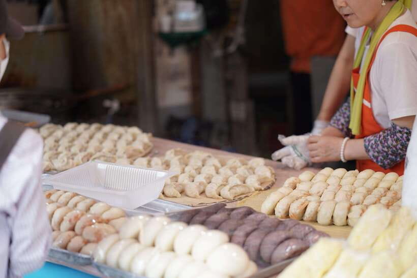 Seoul: Guided Street Food Tour at Namdaemun Market - Kalguksu, noodles cut by hand