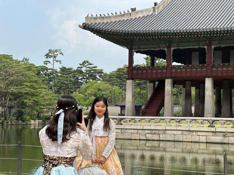 Seoul: Gyeongbok Palace, N Tower, & Local Market City Tour - Insadong: art, crafts, lunch, and free time