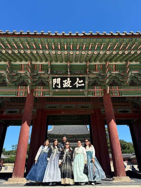 Seoul: Gyeongbok Palace, N Tower, & Local Market City Tour - Namsan Cable Car and the Seoul view