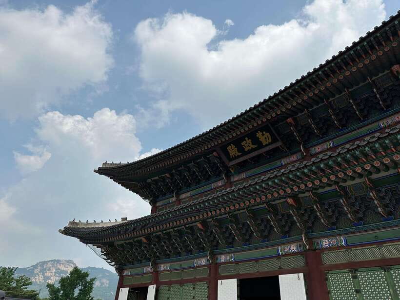 Seoul: Gyeongbok Palace, N Tower, & Local Market City Tour - Jogyesa Temple and a first look at central Seoul