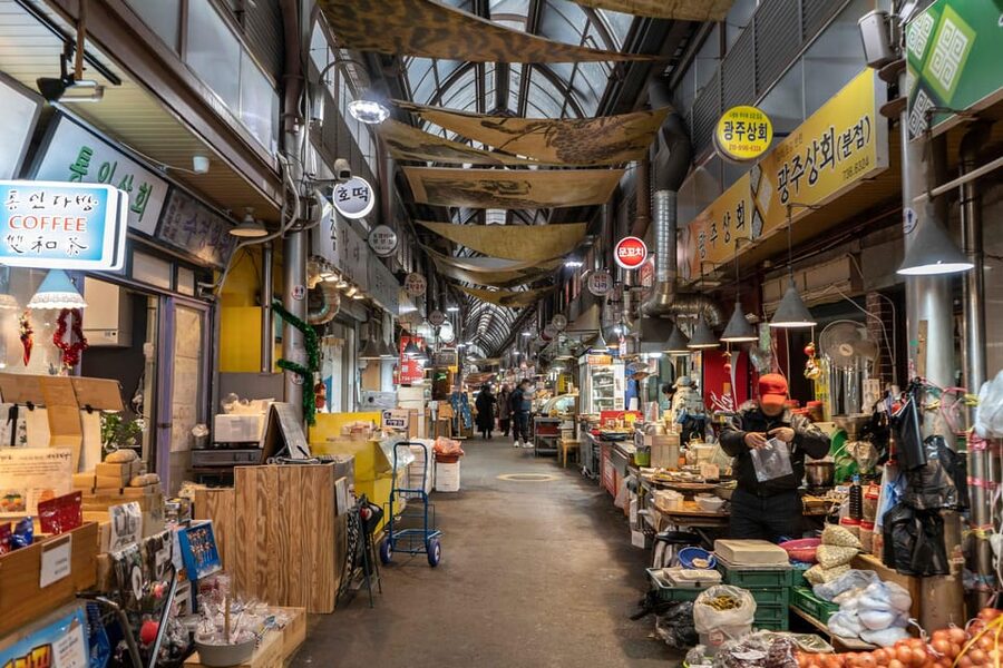Seoul: Gyeongbokgung Palace Tour & Lunch at Authentic Market - What this tour does particularly well