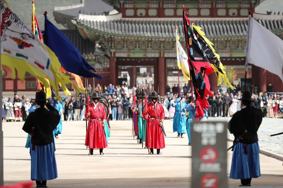 Seoul: Gyeongbokgung Palace Tour & Lunch at Authentic Market - Meeting your guide at Gyeongbokgung Station