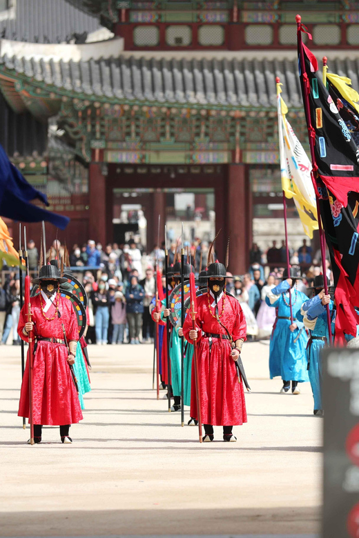 Seoul: Gyeongbokgung Palace Tour & Lunch at Authentic Market - Gyeongbokgung Palace and the Joseon court