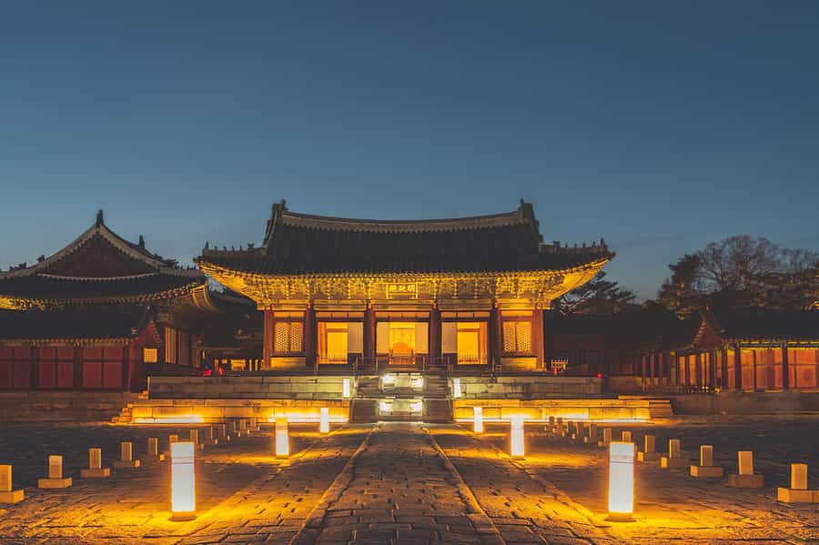 Seoul: Palace, Temple and Market Guided Foodie Tour at Night - Changgyeonggung Palace after dark