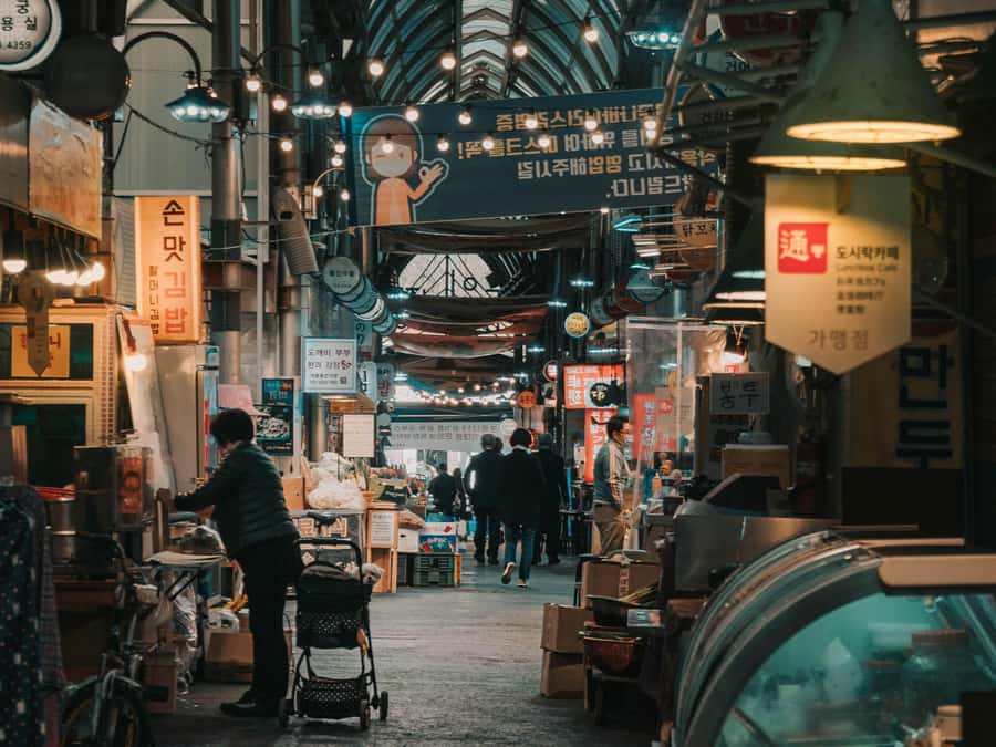 Seoul: Palace, Temple and Market Guided Foodie Tour at Night - Lanterns and quiet at Jogyesa Temple