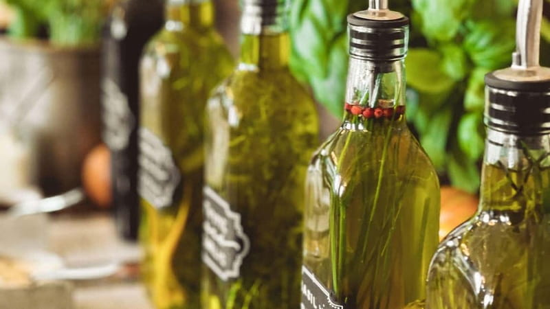 Seville: Tasting, History, Market visit and Tapas Tour - Olive oil tasting with a local shop owner