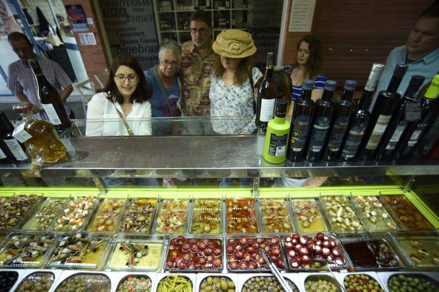 Seville: Triana Market Tour with Tastings - What the guide adds to the food