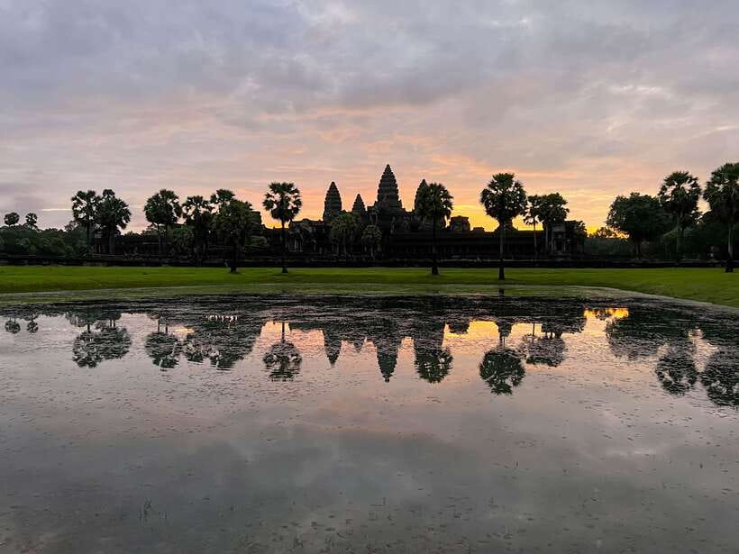 Siem Reap: Angkor Wat Sunrise and Market Tour by Jeep - Why the jeep makes the morning memorable