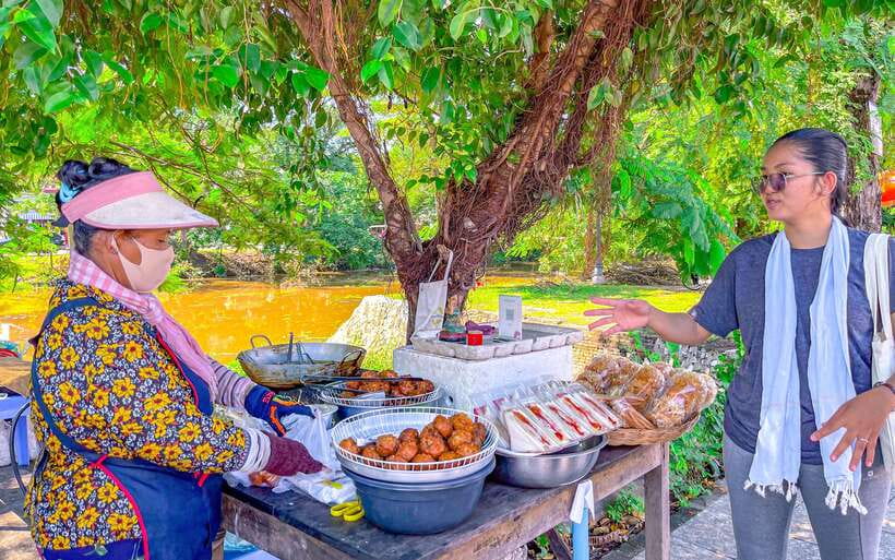 Siem Reap: FREE Market & Local Temple Tour - Meeting vendors in a 30-year-old market
