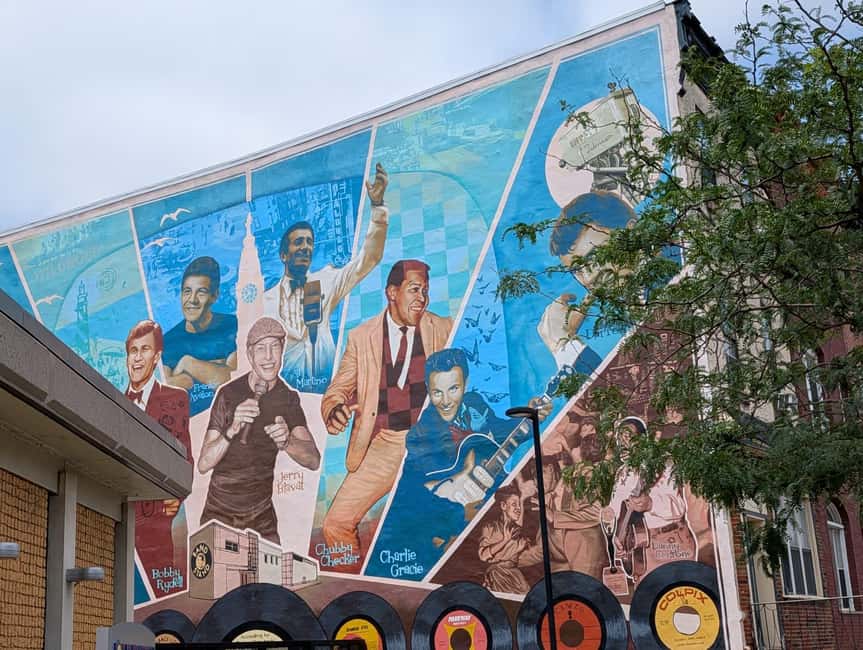 South Philly Tour: Market, Cheesesteaks & Hidden Gems - Murals that give the streets extra character