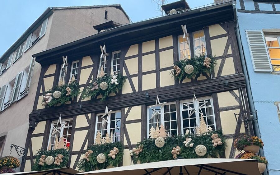 Strasbourg: Christmas Markets Walking Tour with Mulled Wine - Seeing as many as seven markets in one walk