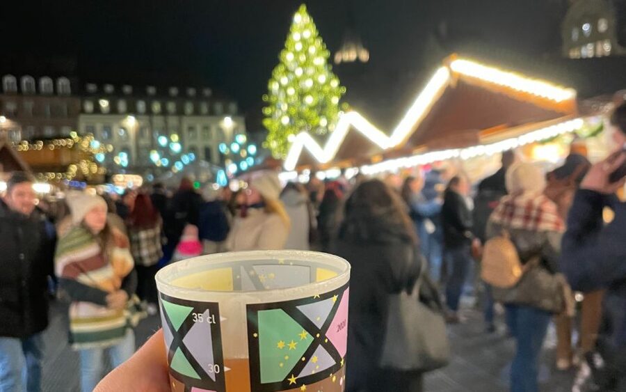 Strasbourg: Christmas Markets Walking Tour with Mulled Wine - Starting with a local guide and a clear route