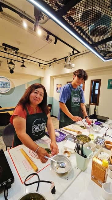 Taipei: Cooking Class & Market Adventure Historic Dadaocheng - What makes the small group size valuable