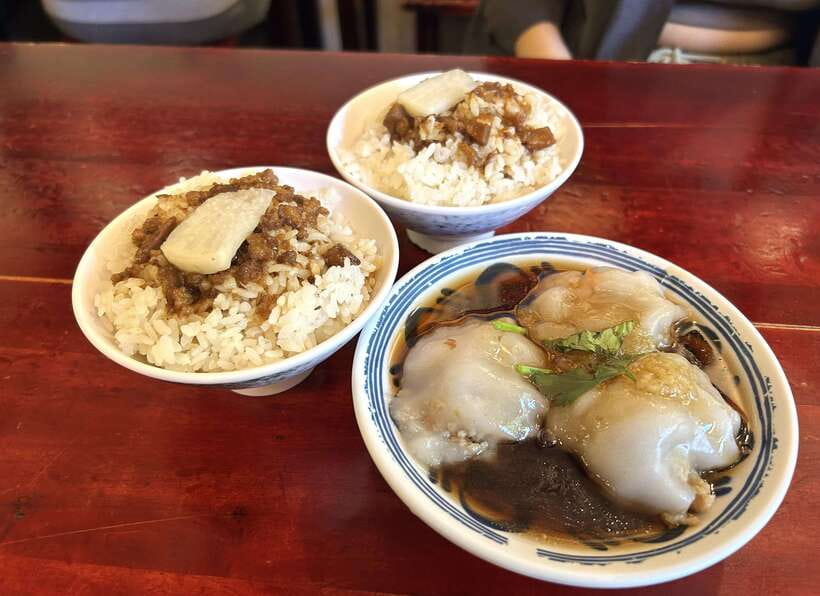 Taipei: Street Food & Hidden Eats Night Market Food Tour - Starting at Shida Night Market with soup-filled buns