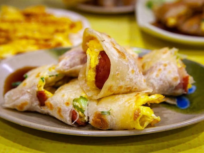 Taipei: Taiwan Traditional Breakfast & Market & Tea Tasting - Tasting more than 10 Taiwanese breakfast foods