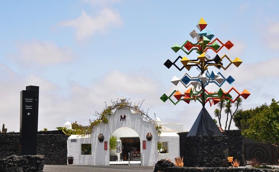 Teguise: Market and César Manrique Foundation Tour - Your Sunday morning in historic Teguise