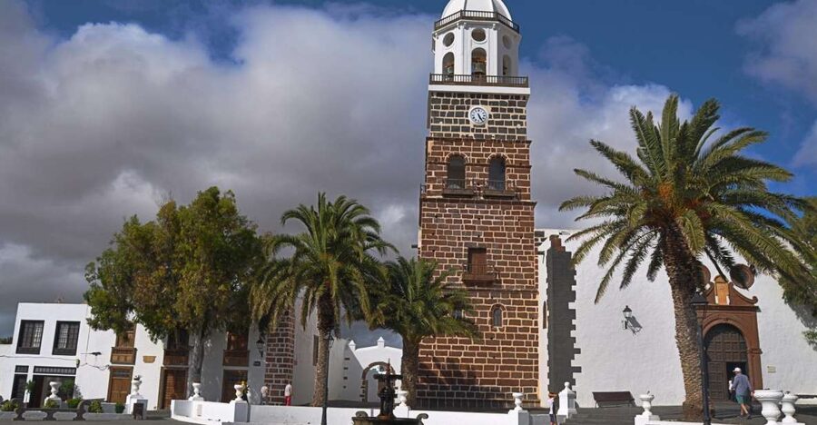 Teguise: Market and César Manrique Foundation Tour - The bus ride and pickup details matter