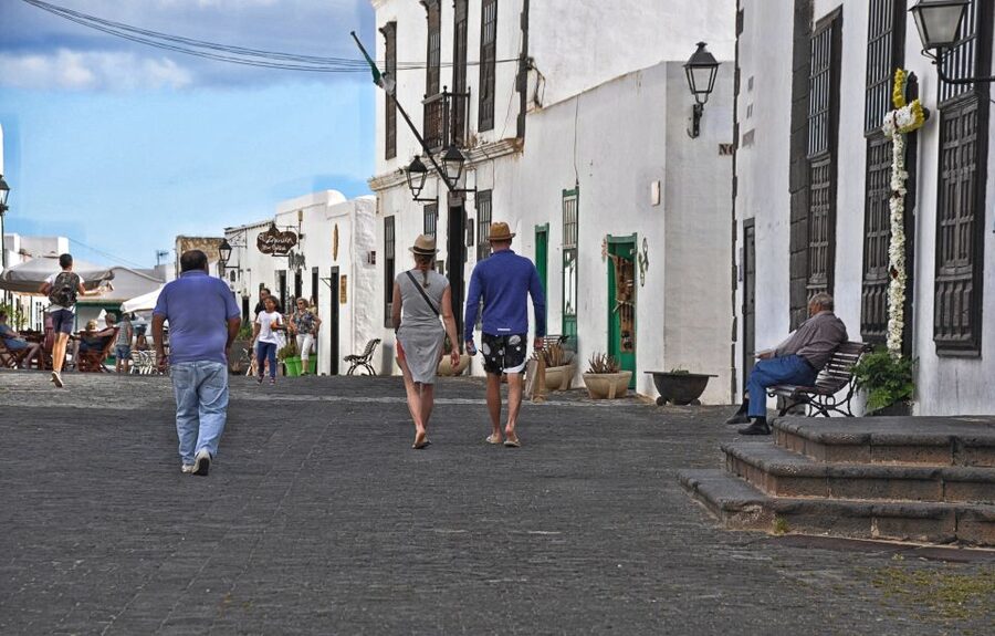 Teguise: Market and César Manrique Foundation Tour - Booking tips for a smoother day
