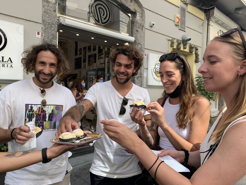 The Original Street Food & Market Tour of Naples - Quartieri Spagnoli: ordinary life in narrow streets