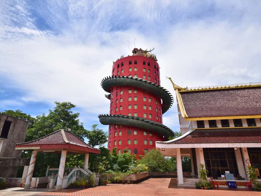 The Souls BKK: Floating Market, Dragon Temple, Na Satta Park - Wat Samphran and the dragon wrapped around the tower