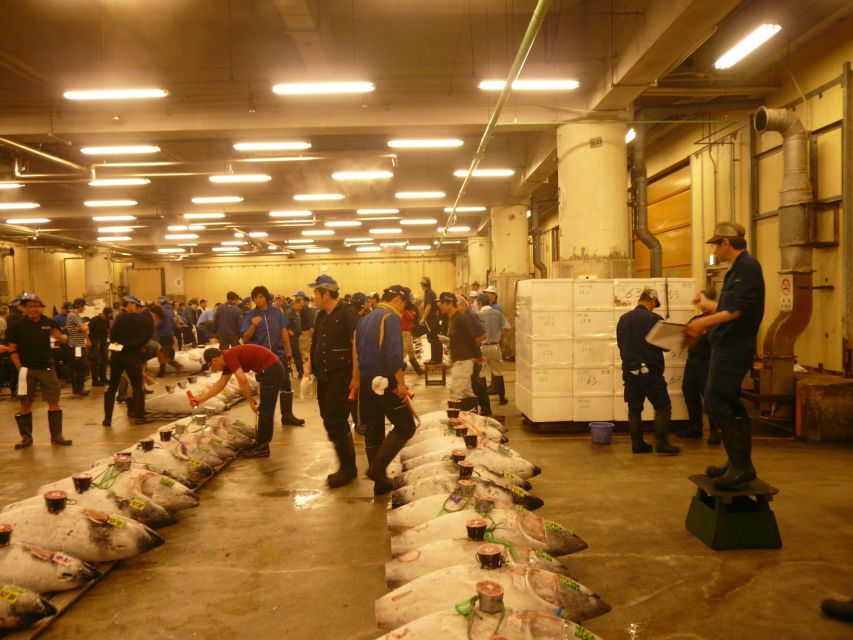 Tokyo: Guided Walking Tour of Tsukiji Market with Lunch - Entering the narrow lanes of Tsukiji Outer Market