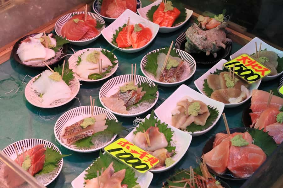 Tokyo : Tsukiji Fish Market Food Walking & Shrine Visit Tour - Tsukiji in two hours, with food and ritual