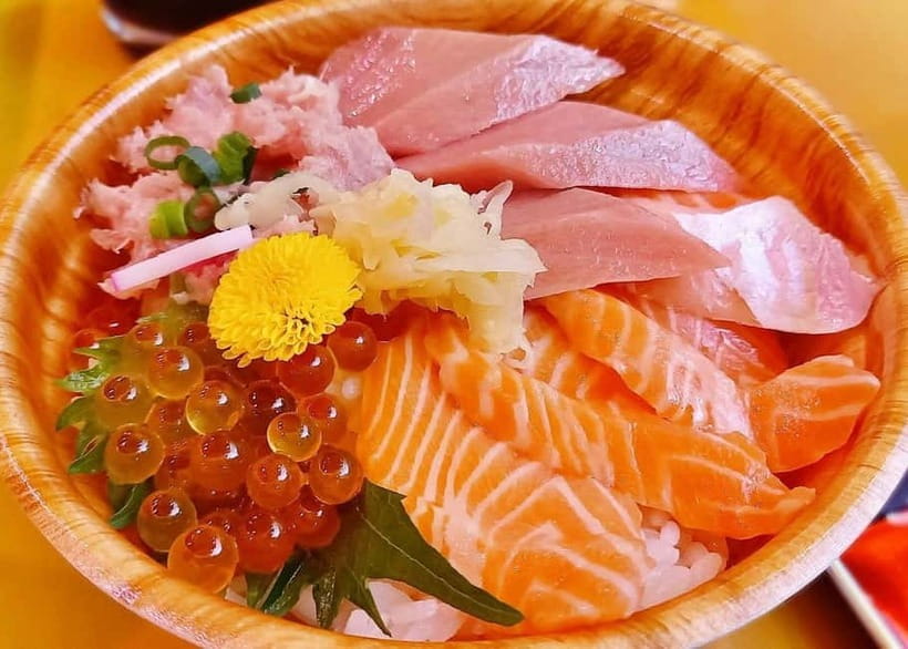 Tokyo: Tsukiji Market and Hama-rikyu Gardens Guided Tour - Meeting your guide at Tsukiji Hongwanji Temple