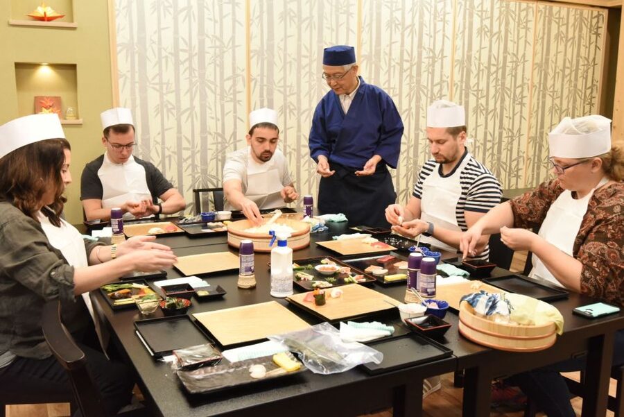 Tokyo: Tsukiji Market Guided Tour & Sushi-Making Experience - Should you book it?