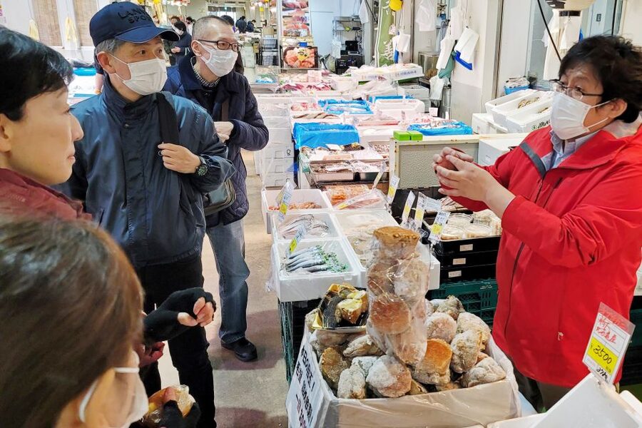 Tokyo: Tsukiji Market Guided Tour & Sushi-Making Experience - Dietary needs, timing, and practical limits