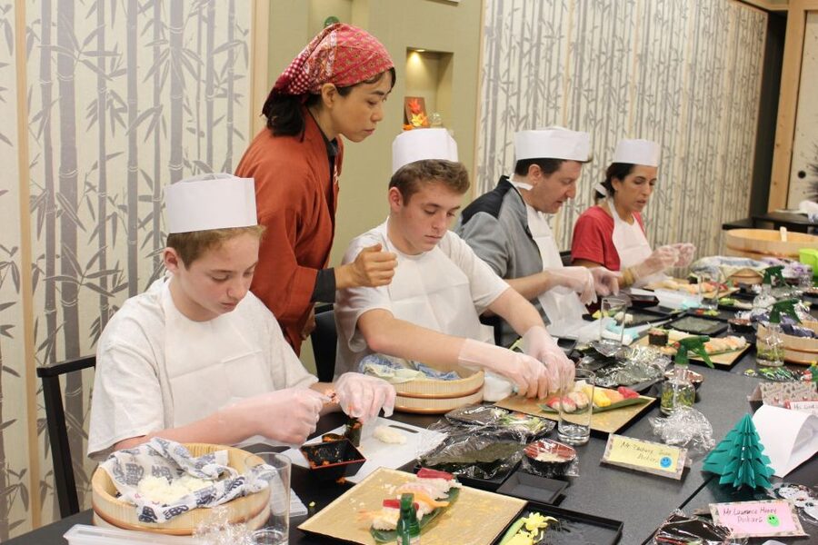 Tokyo: Tsukiji Market Guided Tour & Sushi-Making Experience - What you see in Tsukiji’s narrow lanes