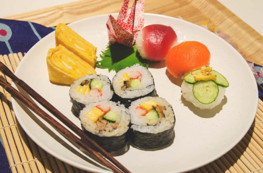 Tokyo: Tsukiji Market Walking Tour & Sushi Cooking Class - What you actually see at Tsukiji Outer Market