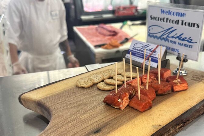 Toronto: St Lawrence Market Food Tour with 6 Food Tastings - The guides are a major part of the experience