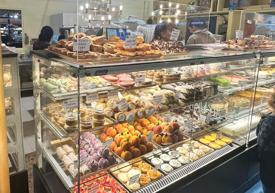 Toronto: St Lawrence Market Food Tour with 6 Tastings - What the guides add