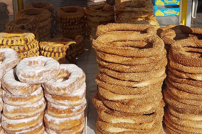 Traditional breakfast in markets with olive oil and honey tasting - What the group size means in practice