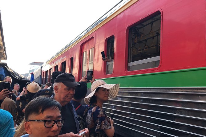 Train Market and Floating Market half day tour - Why the private format changes the day