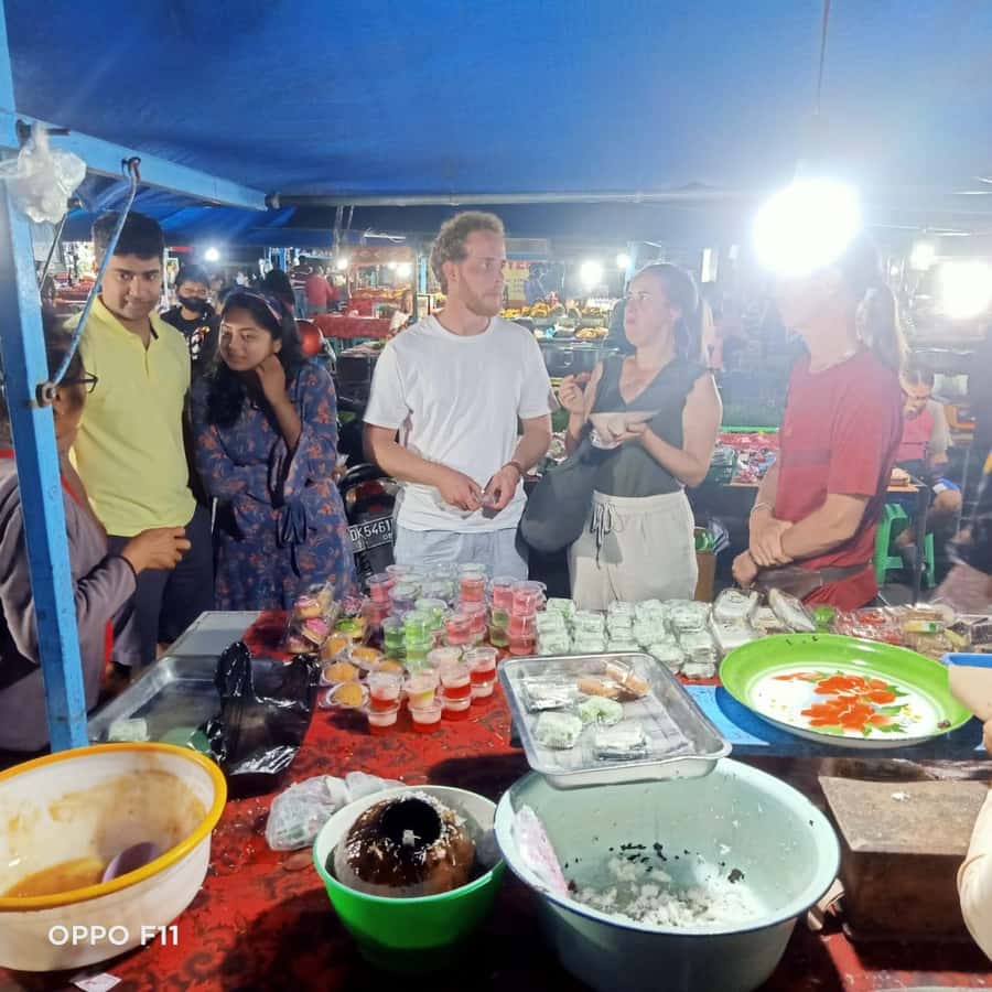 Ubud Traditional Night Market Food Tour-All Inclusive - Walking the stalls with a local guide